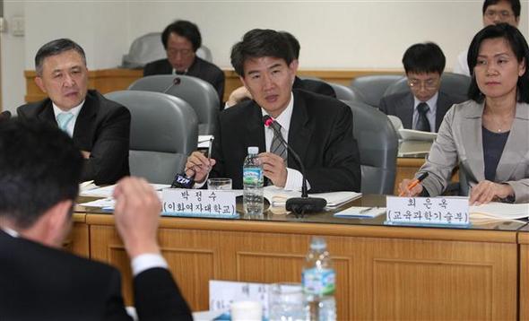 ‘대학 수학능력 시험 성적 분석 결과 전문가 세미나’가 열린 15일 오후 서울 종로구 한국교육과정평가원에서 참석자들이 토론을 벌이고 있다.  연합뉴스