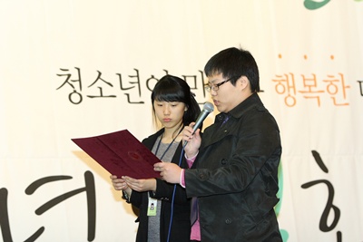 제 4 회 청소년특별회의 본회의에서 결의문을 김두현 아동청소년활동정책관에게 전달하고 있다. ⓒ인터넷뉴스 바이러스