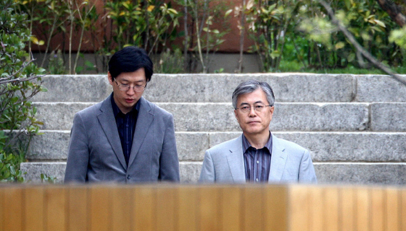 문재인 전 청와대 비서실장(오른쪽)이 16일 오전 경남 김해시 진영읍 봉하마을의 노무현 전 대통령 사저를 찾아가 여섯 시간 가량 머문 뒤 김경수 비서관의 배웅을 받으며 집을 나서고 있다. 김해/김명진 기자 <A href="mailto:littleprince@hani.co.kr">littleprince@hani.co.kr</A>김해/김명진 기자 littleprince@hani.co.kr
