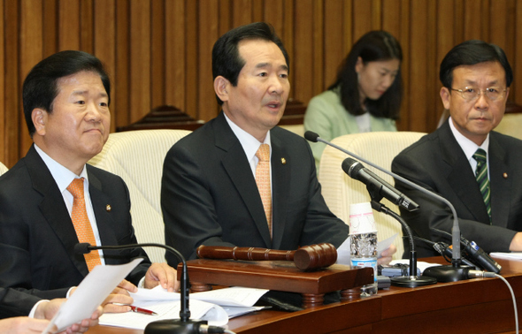 민주당 정세균 대표와 원혜영 원내대표, 박병석 정책위의장등이 17일 오후 국회에서 열린 의원총회을 하고 있다 김진수 기자 jsk@hani.co.kr