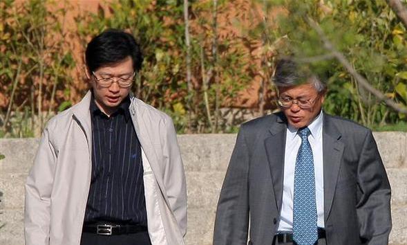 대검찰청 중앙수사부가 노무현 전 대통령에게 서면질의서를 보낸 22일 오후, 문재인 전 청와대 비서실장(오른쪽)이 경남 김해시 봉하마을의 노 전 대통령 집을 방문한 뒤 김경수 비서관의 배웅을 받으며 돌아가고 있다. 김해/연합뉴스