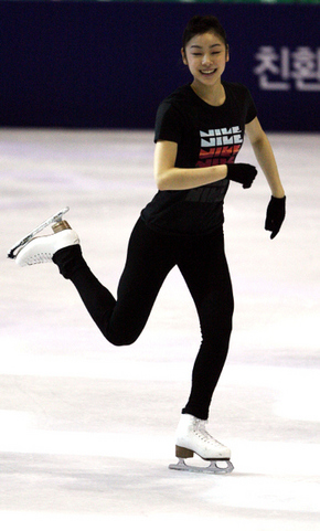 김연아가 24일부터 열리는 ‘KCC스위첸 페스타 온 아이스 2009’를 앞두고 23일 오후 일산 킨텍스 특설링크에서 열린 리허설에서 뮤지컬 <맘마미아> 곡에 맞춰 발랄한 춤사위를 선보이고 있다.  김경호 기자 jijae@hani.co.kr