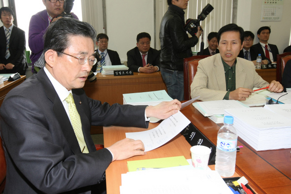 이한구 국회 예결위원장(왼쪽)과 우제창 민주당 예결위 간사가 23일 오전 국회 ‘예결특위 추경안 및 기금운용계획 변경안 조정소위’에서 박영준 국무총리실 국무차장의 포스코 회장 선임 개입설 문제로 설전을 벌이고 있다. 우 간사는 “그제 열린 예결위 전체회의에서 박 차장의 답변을 이 위원장이 나서 제지했다”며 이 위원장의 사과를 요구했다.  김진수 기자 jsk@hani.co.kr