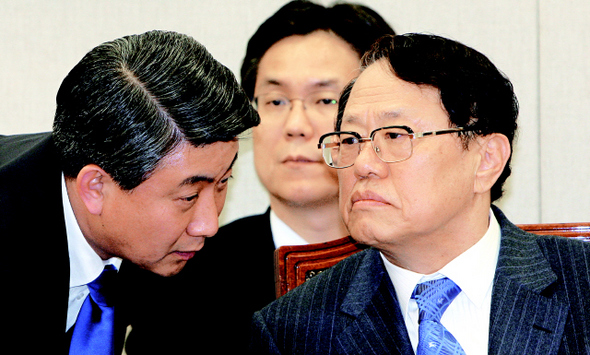 정정길 대통령실장(오른쪽)이 24일 오후 국회 운영위원회에서 박영준 국무총리실 국무차장과 천신일 세중나모 회장의 포스코 인사 개입설과 관련한 야당 의원들의 질문이 잇따르자 이동관 청와대 대변인과 답변을 상의하고 있다.  김봉규 기자 bong9@hani.co.kr
