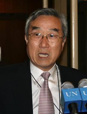 24일(현지시각) 유엔 안보리 산하 제재위원회가 북한의 로켓 발사에 대한 대응으로 북한 기업 3곳을 자산동결 등 제재 대상으로 선정한 직후, 박덕훈 유엔주재 북한대표부 차석대사가 기자들에게 “안보리에서 어떤 결정이 나오든 철저히 배격하고 이를 접수하지 않을 것”이라고 밝히고 있다.  유엔본부/연합뉴스
