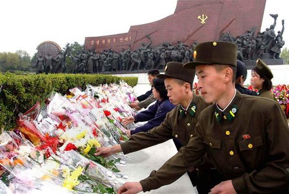 북한군 병사들이 인민군 창건 77주년을 기념해 25일 평양 김일성 동상에 헌화하고 있다.  평양/신화 연합