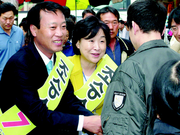4·29 울산 북구 재선거에 출마한 조승수 진보신당 후보(왼쪽)가 26일 오전 5일장이 선 울산 북구 호계시장에서 심상정 전 대표(가운데)와 함께 구민들에게 인사하고 있다. 울산/연합뉴스
