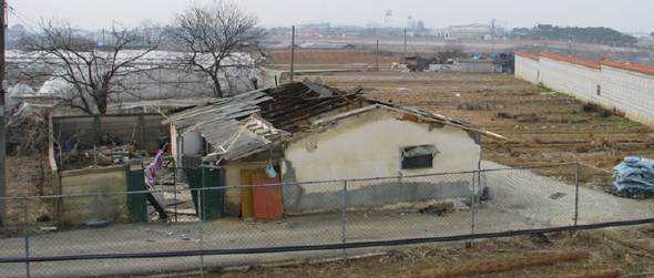 지난 2월25일 경기 평택 안정리 캠프 험프리에서 미군 헬기의 저공비행 사고로 지붕이 날아간 김아무개씨의 집 모습. 김씨는 이후 2개월째 인근에서 월세를 얻어 생활 중이다.  사진 평택 평화센터 제공