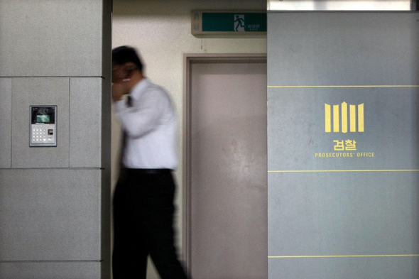 노무현 전 대통령의 소환조사를 이틀 앞둔 28일 오전 노 전 대통령이 조사를 받을 예정인 서울 서초동 대검찰청 11층 특별조사실 출입문 앞을 한 수사 관계자가 지나가고 있다.  이정아 기자 leej@hani.co.kr