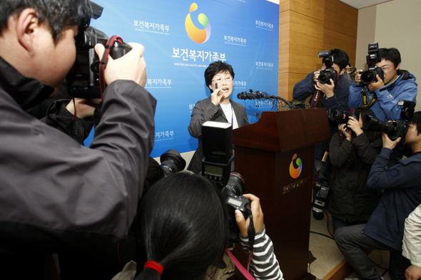 강춘 질병관리본부 인플루엔자바이러스팀장(가운데)이 28일 서울 종로구 계동 보건복지가족부에서 돼지인플루엔자 감염 추정환자의 상태를 설명하고 있다. 김명진 기자 <A href="mailto:littleprince@hani.co.kr">littleprince@hani.co.kr</A>