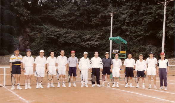 필자는 감사원장 시절 가끔 테니스를 즐겼다. 외부로 나가기 어려울 때는 1998년 가을 어느날처럼, 인근 정부기관의 공직자들을 초청해 원내 테니스장에서 경기를 하기도 했다.