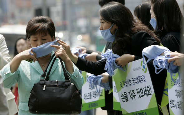 중외제약 직원들이 29일 낮 서울 구로동 구로디지탈단지역 앞에서 지나가는 시민들에게 돼지인플루엔자에 예방하기 위한 마스크를 나눠 주고 있다. 김명진 기자 littleprince@hani.co.kr