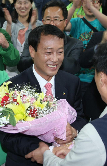 울산 북구 선거구에서 당선된 조승수 진보신당 후보가 29일 오후 울산 북구 호계동 선거사무실에서 당선이 확정된 뒤 지지자한테서 축하의 꽃다발을 받고 있다. 울산/이종근 기자 <A href="mailto:root2@hani.co.kr">root2@hani.co.kr</A>