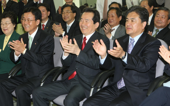 정세균 대표(앞줄 오른쪽 두번째) 등 민주당 지도부가 29일 밤 서울 영등포 문래동 당사에서 개표 상황을 지켜보다 인천 부평을 선거구 승리가 확정되자 박수를 치며 기뻐하고 있다. 박종식 기자 <A href="mailto:anaki@hani.co.kr">anaki@hani.co.kr</A>