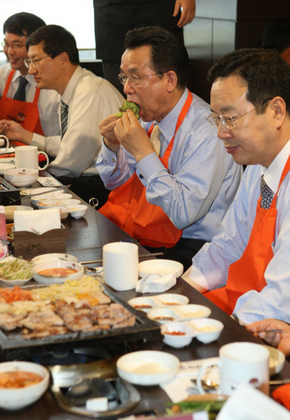 돼지고기 시식 한승수 국무총리(오른쪽)가 1일 낮 서울 종로1가 한 돼지고기 전문 음식점에서 삼겹살 구이를 먹고 있다. 이날 돼지고기 시식 오찬 행사는 국산 돼지고기의 안전성을 홍보하려고 마련됐다. 박종식 기자 anaki@hani.co.kr