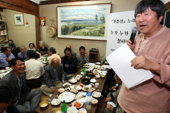 지난 30일 저녁 서울 운현궁 뒤편의 주점 ‘낭만’에서 열린 ‘부용산’ 노래마당에서 사회자인 소리꾼 임진택씨가 행사에 대해 설명하고 있다. 그 뒤로 ‘부용산 노래 누가 누가 잘하나!’라고 쓴 알림막이 보인다. 강재훈 선임기자 <A href="mailto:khan@hani.co.kr">khan@hani.co.kr</A>