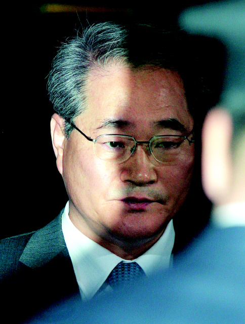 임채진 검찰총장이 1일 새벽 굳은 표정을 한 채 서울 서초동 대검찰청 청사를 나서고 있다. 연합뉴스