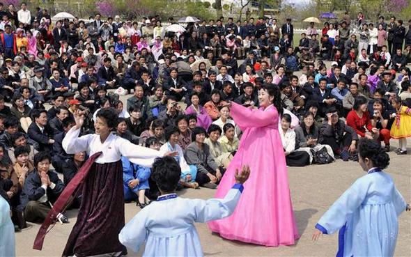 평양 시민들이 지난 1일 세계 노동절을 맞아 평양 대성산에서 열린 북한 국립민족예술단 예술인들의 5·1절 기념 경축공연을 보고 있다.  평양/조선신보 연합