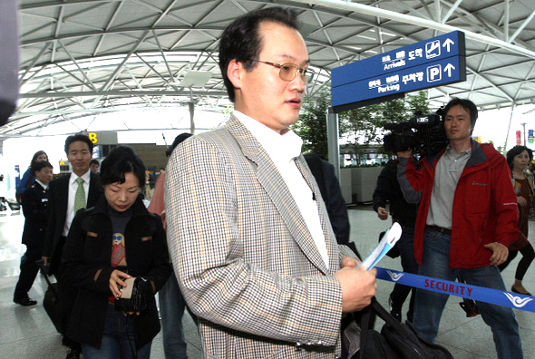 신종 플루가 처음 발생한 멕시코로 파견되는 질병관리팀이 3일 오후 인천공항 출국장으로 들어가고 있다. 감염내과 전문의와 간호사, 외교통상부 직원 등 3명으로 이뤄진 이 팀은 2주일 정도 멕시코에 머물면서 한인들을 상대로 진료와 상담을 하게 된다. 인천공항/신소영 기자 신종 플루가 처음 발생한 멕시코로 파견되는 질병관리팀이 3일 오후 인천공항 출국장으로 들어가고 있다. 감염내과 전문의와 간호사, 외교통상부 직원 등 3명으로 이뤄진 이 팀은 2주일 정도 멕시코에 머물면서 한인들을 상대로 진료와 상담을 하게 된다. 인천공항/신소영 기자