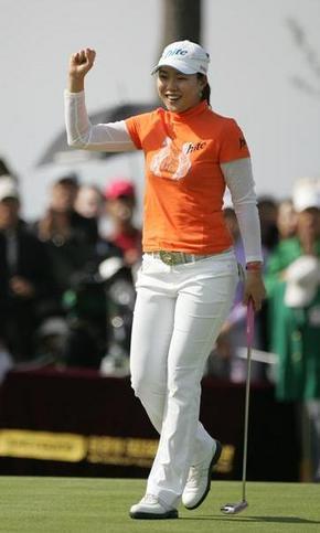 서희경이 태영배 한국여자오픈 마지막날 3라운드 18번홀에서 버디퍼팅을 성공시킨 뒤 활짝 웃고 있다. 한국여자프로골프협회 제공 서희경이 태영배 한국여자오픈 마지막날 3라운드 18번홀에서 버디퍼팅을 성공시킨 뒤 활짝 웃고 있다. 한국여자프로골프협회 제공