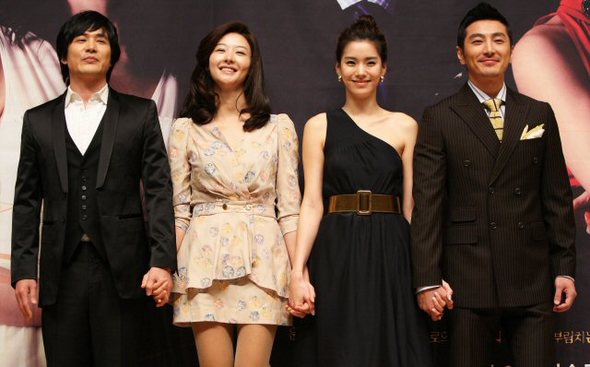 4일 오후 SBS 목동 사옥에서 열린 아침드라마 ‘녹색마차‘ 제작보고회에서 정성환(왼쪽부터), 송선미, 황지현, 류태준이 포즈를 취하고 있다. 연합뉴스