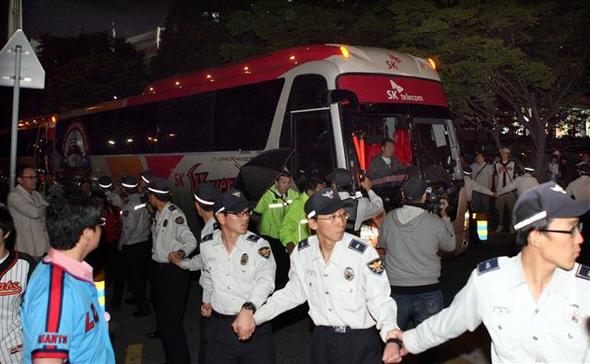 6일 부산 사직야구장에서 롯데에 승리를 거둔 에스케이(SK) 선수단 버스가 경찰의 호위를 받으며 이동하고 있다. 이날 경기중에는 한 관중이 그라운드에 뛰어들어 소동을 빚었고, 일부 롯데 팬들은 에스케이 선수단에 물병 등을 던졌다. 부산/연합뉴스