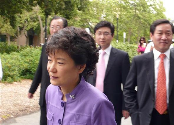 박근혜, `김무성 원내대표 추대론‘ 반대 (샌프란시스코=연합뉴스) 고일환 기자 = 한나라당 박근혜 전 대표가 6일(현지시간) 미국 스탠퍼드대 아시아퍼시픽연구센터를 방문, 캠퍼스를 둘러보고 있다. 이날 박근혜 전 대표는 `친박계 김무성 원내대표 추대론‘과 관련, "(소속의원들의 자유투표로 원내대표를 선출하게 돼있는) 당헌.당규를 어겨가면서 그런 식으로 원내대표를 하는 것은 나는 반대"라고 잘라 말했다. 2009.5.7 koman@yna.co.kr/2009-05-07 14:38:46/