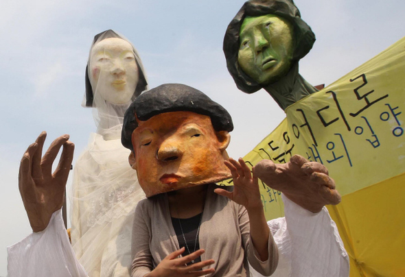 <b>11일 ‘입양의 날’</b> ‘진실과 화해를 위한 해외 입양인 모임 트랙’(TRACK·Truth and Reconciliation for the Adoption Community of Korea)’ 회원들이 입양의 날을 하루 앞둔 10일 오후 서울 종로 보신각 앞에서 입양아와 입양을 보내는 어머니를 상징하는 인형탈을 쓴 채 무분별한 해외 입양을 비판하고 아이를 기르려는 미혼모 지원을 강화할 것을 촉구하는 행위극을 하고 있다.  신소영 기자 viator@hani.co.kr
