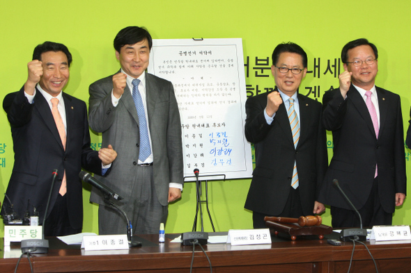 11일 서울 여의도 민주당사에서 열린 최고위원회의에서 원내대표 선거에 출마한 후보자들이 공명선거 서약식을 마친 뒤 선전을 다짐하고 있다. 사진 왼쪽부터 이강래.이종걸.박지원.김부겸 후보. 이정아 기자 leej@hani.co.kr