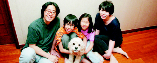 홍승우 작가 가족이 경기도 파주 자택에서 포즈를 취했다. 아들 동훈(왼쪽서 두번째)이와 딸 유나(왼쪽서 세번째)는 만화 속 다운이와 겨운이의 실제 모델이기도 하다. 이들이 키우는 강아지도 만화 속 ‘정비글’로 등장하는 점이 재미있다.