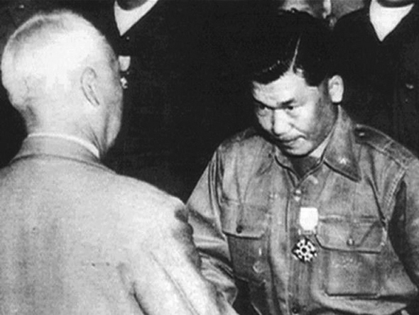 1950년대 이승만(왼쪽) 대통령이 특무부대장 김창룡(오른쪽)의 인사를 받고 있다. 대통령의 오른팔로 불리며 권력을 휘두르던 김창룡은 김구 선생 암살의 배후로 지목돼 56년 육군대령 허태영과 그 부하들에게 암살당했다.