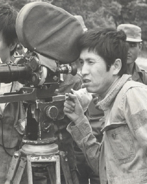 임권택 감독이 1976년 국방부 지원으로 만든 전쟁영화 <낙동강은 흐르는가> 촬영 장면. 임 감독은 “당시 국방부에서 등장인물 중 북한 기갑부대장의 군복이 너무 멋있다는 이유로 그의 군복만 흑백으로 처리하게 했다”고 회고한 바 있다. 시네마테크 부산 제공 임권택 감독이 1976년 국방부 지원으로 만든 전쟁영화 <낙동강은 흐르는가> 촬영 장면. 임 감독은 “당시 국방부에서 등장인물 중 북한 기갑부대장의 군복이 너무 멋있다는 이유로 그의 군복만 흑백으로 처리하게 했다”고 회고한 바 있다. 시네마테크 부산 제공