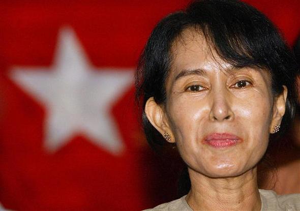 지난 2002년 두번째 가택연금에서 해제된 뒤 기자회견을 하는 아웅산 수치.  AFP/연합