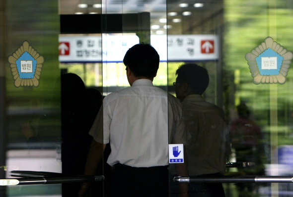 서울남부지법 단독판사들이 신영철 대법관의 ‘촛불재판’ 개입 파문에 대한 대응책을 논의하기로 한 14일 오후, 이 법원 근무자들이 양천구 신정동에 있는 청사로 들어서고 있다. 판사회의는 비공개로 열렸다. 이종근 기자 <A href="mailto:root2@hani.co.kr">root2@hani.co.kr</A>