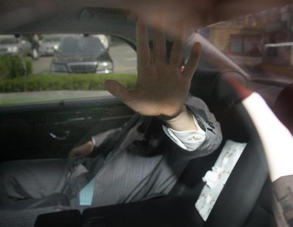 <b>얼굴 가린 신대법관</b> 신영철 대법관이 14일 오전 강남구 대치동 자택에서 차량을 타고 대법원으로 출근하던 중 취재진을 보고 얼굴을 가리고 있다. 연합뉴스
