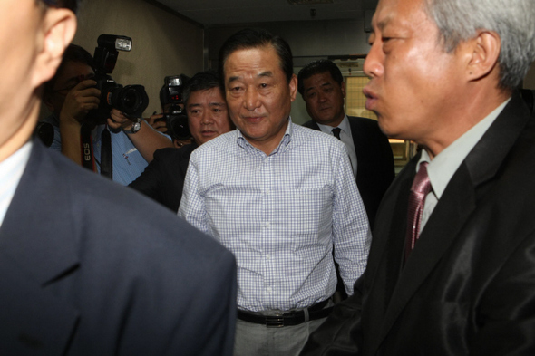 대법원에서 유죄가 확정돼 의원직을 상실한 서청원 친박연대 대표가 14일 오후 서울 여의도 당사에서 취재진의 질문을 받으며 당대표실로 들어가고 있다. 
 박종식 기자 <A href="mailto:anaki@hani.co.kr">anaki@hani.co.kr</A>