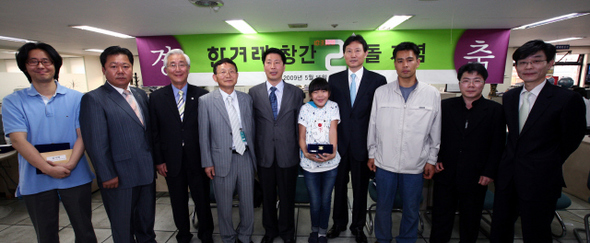 <한겨레>창간 21돌 기념식이 15일 오전 서울 마포 공덕동 본사에서 열려 공로상과 감사패 수상자들이 함께 모여 기념사진을 찍고 있다. 왼쪽부터 홍승우 화백, 이관형 케이알종합신문서비스 대표, 표명렬·서지영 평화재향군인회 공동대표, 임성호 한겨레사랑모임 대표, 진알시 대표로 받은 나효은 학생, 고광헌 본사 사장, 최동익 의왕 동평촌 지국장, 고길연 광명 지국장, 윤상현 에스티에스시스템 대표.  이종근 기자 root2@hani.co.kr