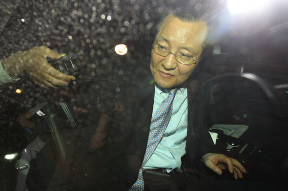 <b>김정복 귀가</b> 박연차 태광실업 회장의 사돈인 김정복 전 중부지방국세청장이 14일 밤 박 전 회장의 세무조사 무마 의혹과 관련해 검찰 조사를 받은 뒤 서울 서초동 대검찰청 앞에서 승용차에 오르고 있다.  이정아 기자 leej@hani.co.kr