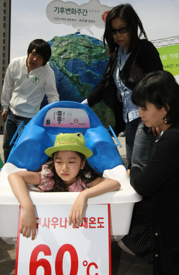 지난달 19일 서울 시청광장에서 열린 ‘지구 온난화 체험 행사’에 참여한 시민들이 지구 모양의 사우나통에 들어가 지구 온난화에 따른 기온 상승의 영향을 느껴보고 있다. 이정아 기자 leej@hani.co.kr