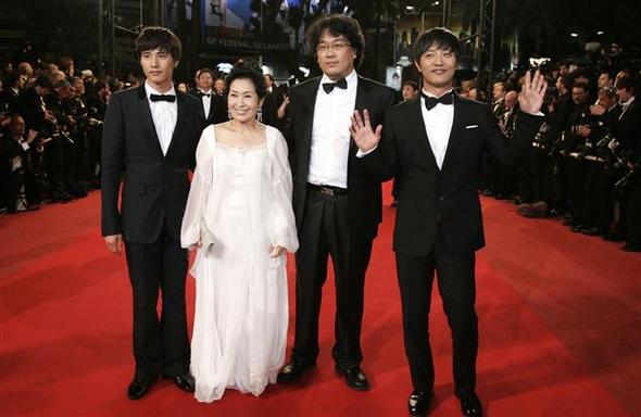 프랑스 칸에서 열리고 있는 제62차 칸영화제에 초청된 영화 <마더>의 배우 원빈, 김혜자씨, 봉준호 감독, 진구(왼쪽부터)씨가 16일 시사회장에 도착해 인사를 하고 있다. 연합뉴스
