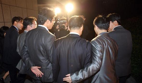 박연차 전 태광실업 회장한테서 돈을 받은 혐의로 대검찰청에 소환된 부산고검 김종로 검사(가운데)가 19일 새벽 조사를 마치고 서울 서초동 대검 청사를 나서고 있다. 김 검사는 기자들의 질문에 아무 대답도 하지 않았다. 연합뉴스