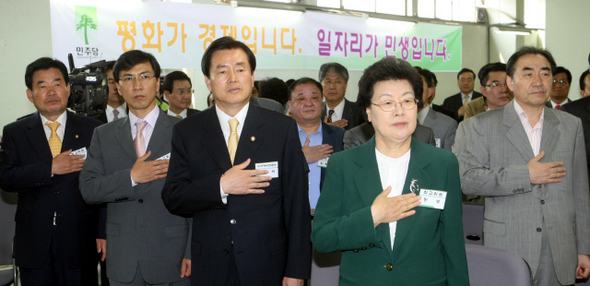 김효석 ‘뉴민주당 비전위원회’ 위원장(왼쪽 셋째)과 민주당 의원·지역위원장들이 19일 오후 서울 영등포 당사에서 열린 뉴민주당 선언 전체회의에서 국기를 향해 경례하고 있다. 앞줄 왼쪽부터 김진표·안희정 최고위원, 김 위원장, 장상 최고위원, 이상수 전 노동부 장관.  박종식 기자 anaki@hani.co.kr