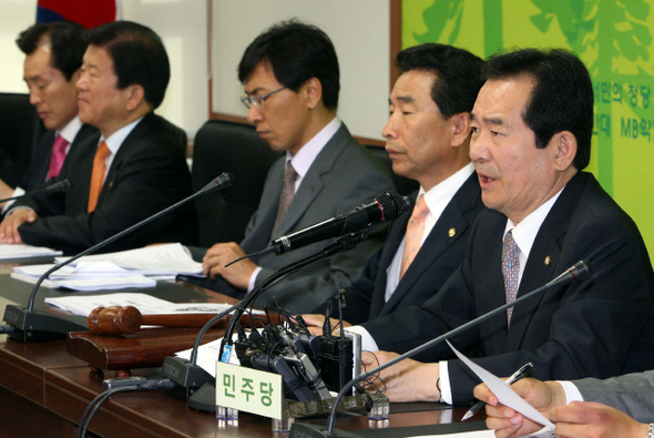 정세균 민주당 대표(맨 오른쪽)가 20일 오전 서울 여의도 당사에서 열린 확대간부회의에서 검찰의 천신일 세중나모 회장 수사와 관련해 “살아있는 권력에게 면죄부를 주기 위한 면피수사를 하고 있다”고 비판하고 있다.  김태형 기자 xogud555@hani.co.kr