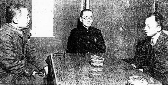 도쿄 조선문화사에서 낸 <조선화보> 1944년 1월호에서 이광수(가운데)와 최남선(왼쪽)이 신태양사 사장으로 일본 잡지계를 주도하던 마해송(오른쪽)의 사회로 권두대담을 하고 있다. 필자도 참석했던 43년 11월24일 메이지대 강당의 ‘특별지원병 궐기대회’에서 조선인 유학생들에게 학병 참가를 권유하는 강연을 한 경험을 소개하고 있다. <한겨레> 자료사진