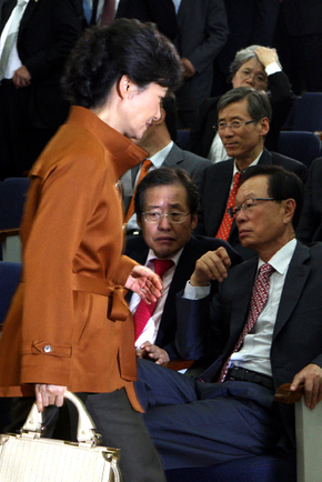 박근혜 전 한나라당 대표(왼쪽)가 21일 오후 국회에서 원내대표와 정책위의장을 뽑는 투표를 한 뒤 박희태 대표(앞줄 오른쪽) 앞을 지나치고 있다. 앞줄 가운데는 홍준표 전 원내대표.
 김봉규 기자 bong9@hani.co.kr