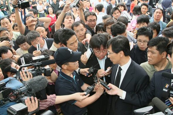 안희정 민주당 최고위원(가운데 오른쪽)이 23일 노무현 전 대통령이 서거한 경남 양산 부산대병원을 방문해 장례식장으로 가던 중 한 시민과 이야기를 나누고 있다. 연합뉴스