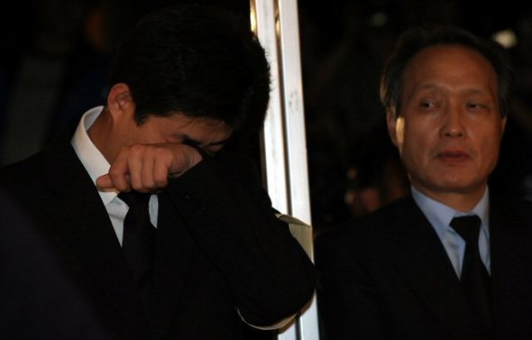 23일 오후 경남 김해 봉하마을에 차려진 노무현 전 대통령 빈소에서 조문객을 맞은 아들 건호씨가 눈물을 흘리고 있다. 연합뉴스 23일 오후 경남 김해 봉하마을에 차려진 노무현 전 대통령 빈소에서 조문객을 맞은 아들 건호씨가 눈물을 흘리고 있다. 연합뉴스