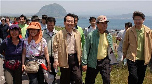 민주당 정세균 대표(앞줄 가운데)와 이강래 원내대표(앞줄 오른쪽 두번째) 등 지도부가 22일 오후 제주 서귀포 ‘올레’ 길을 걷고 있다. 민주당 지도부와 새 원내대표단은 21일부터 제주에서 워크숍을 진행하고 있다. 제주/연합뉴스