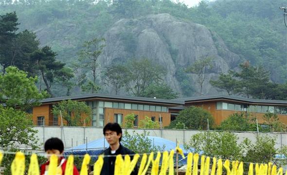 23일 오전 경남 김해시 봉하마을 노무현 전 대통령의 사저 앞에 지지자들이 매달아 놓은 노란 리본이 줄지어 걸려 있다. 사저 뒤편으로 노 전 대통령이 투신한 봉화산 ‘부엉이바위’가 보인다.  김해/연합뉴스