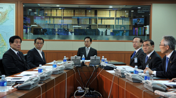 이명박 대통령(가운데)이 25일 오후 청와대에서 국가안전보장회의(NSC)를 소집해 북한의 2차 핵실험에 대한 대책을 논의하고 있다. 이명박 정부 들어 국가안전보장회의 소집은 지난해 7월 금강산관광객 박왕자씨 피살사건 직후, 지난 4월 북한의 장거리 로켓 발사 직후에 이어 이번이 세번째다.   청와대사진기자단